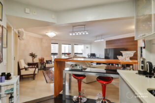 Apê de 120 m² em Moema Índios, no Sutton House. São 3 dormitórios/1 suíte, sala com varanda integrada e cozinha aberta. Lazer clube e serviços de hotelaria. 2 vagas.