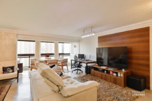 Apê de 120 m² em Moema Índios, no Sutton House. São 3 dormitórios/1 suíte, sala com varanda integrada e cozinha aberta. Lazer clube e serviços de hotelaria. 2 vagas.