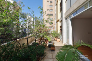 Apartamento garden no Jardim Paulista, de 142,30 m2 de área interna e 50 m2 de área externa, com 3 dormitórios e 1 vaga, em prédio dos anos 60.
