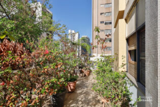 Apartamento garden no Jardim Paulista, de 142,30 m2 de área interna e 50 m2 de área externa, com 3 dormitórios e 1 vaga, em prédio dos anos 60.