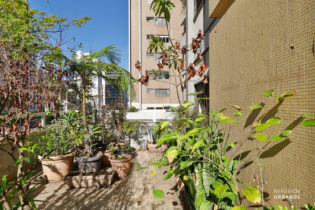 Apartamento garden no Jardim Paulista, de 142,30 m2 de área interna e 50 m2 de área externa, com 3 dormitórios e 1 vaga, em prédio dos anos 60.