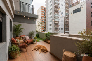 Apartamento garden em Perdizes com 203,55 m², 3 suítes, ambientes integrados, churrasqueira, escritório, 2 vagas e lazer completo.