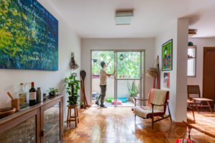 Apartamento proximo ao metro no Sumare com 71 m², 2 quartos, 1 banheiro, varanda e vaga, em prédio da década de 80 com lazer completo