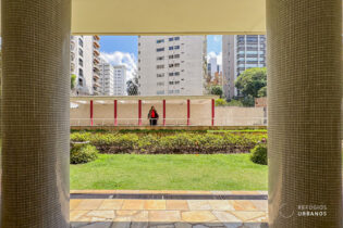  Apartamento em Higienópolis, em frente ao Parque Buenos Aires. São 94m², 2 quartos, sala 2 ambientes, cozinha, 1 banheiro, quarto e banheiro de apoio