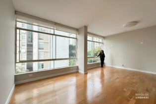 Com 154 m², 3 dormitórios, sendo 1 suíte, 1 vaga e reforma completa, este apartamento no Edifício Jandyra combina arquitetura, luminosidade e praticidade no bairro da Consolação.