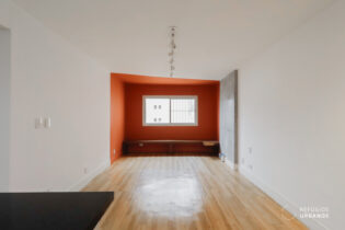 No miolo da Pompeia, apartamento reformado com 65 m², 2 quartos sendo 1 suíte, semimobiliado, 1 vaga e vista aberta com sol da manhã