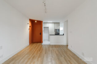 No miolo da Pompeia, apartamento reformado com 65 m², 2 quartos sendo 1 suíte, semimobiliado, 1 vaga e vista aberta com sol da manhã