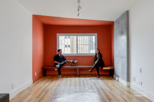 No miolo da Pompeia, apartamento reformado com 65 m², 2 quartos sendo 1 suíte, semimobiliado, 1 vaga e vista aberta com sol da manhã