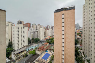 No miolo da Pompeia, apartamento reformado com 65 m², 2 quartos sendo 1 suíte, semimobiliado, 1 vaga e vista aberta com sol da manhã