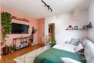 Predinho no miolo da Vila Romana, anos 70, apê de 82m², 2 quartos, 2 banheiros mais 1 quarto de apoio adicional e 1 vaga, pronto para morar