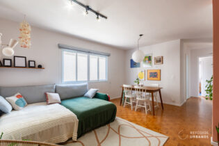 Predinho no miolo da Vila Romana, anos 70, apê de 82m², 2 quartos, 2 banheiros mais 1 quarto de apoio adicional e 1 vaga, pronto para morar
