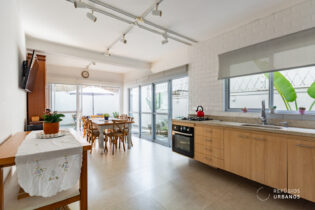 Casa com 3 quartos no Jardim Guedala, duas suítes, quintal com churrasqueira e a 500 metros do metrô São Paulo-Morumbi.