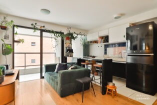 Apartamento no Sumaré, um compacto com 55,75m², varanda, 2 quartos, suíte, depósito, 1 vaga e condomínio com lazer.