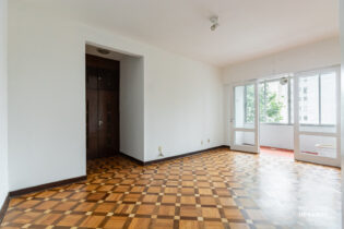 Apartamento de 152,90 m2 no Jardim Paulista, em prédio charmoso de 1956, com varandinha, pé direito alto e taco de madeira, 3 dormitórios e 1 vaga.