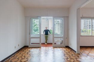 Apartamento de 152,90 m2 no Jardim Paulista, em prédio charmoso de 1956, com varandinha, pé direito alto e taco de madeira, 3 dormitórios e 1 vaga.