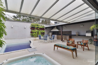 CAMPO BELO: CASA EM CONDOMÍNIO, 2 SUÍTES, A TERCEIRA REVERSÍVEL. ÁREA EXTERNA COM PISCINA, JACUZZI, CHURRASQUEIRA E MUITO SOL. 3 VAGAS.