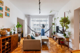 Apartamento reformado de 102 m², com 2 dormitórios, sendo 1 suíte, sala confortável e iluminada e 1 vaga de garagem, na Rua Martinho Prado, na Bela Vista.