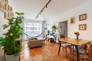 Apartamento reformado de 102 m², com 2 dormitórios, sendo 1 suíte, sala confortável e iluminada e 1 vaga de garagem, na Rua Martinho Prado, na Bela Vista.